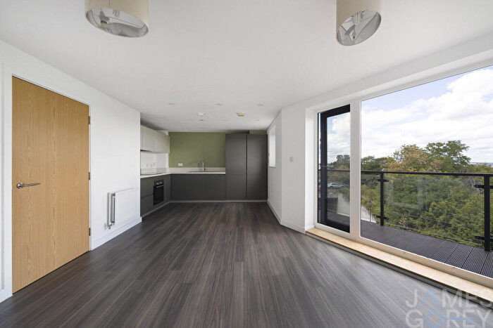 3 Bedroom Flat For Sale In The Avenue, Greenhithe, DA9