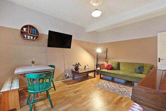 2 Bedroom Flat To Rent In Redlands Way, London, SW2