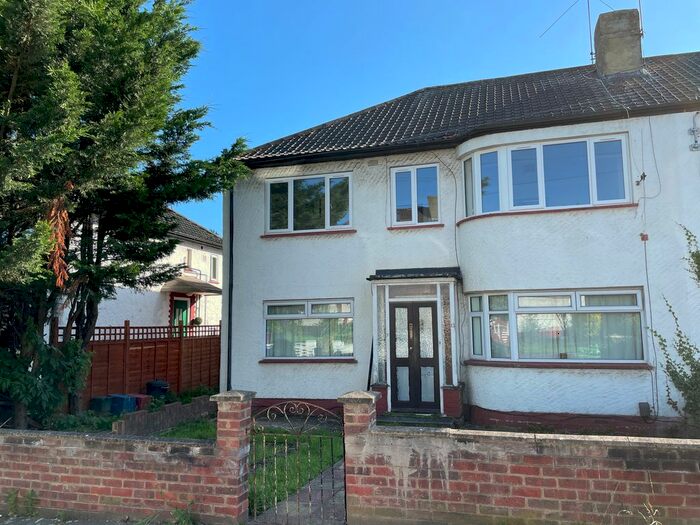 2 Bedroom Maisonette To Rent In Hexham Gardens Off Northunberland Avenue, Isleworth, TW7