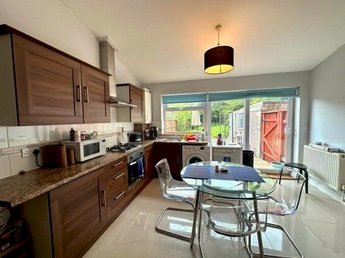 2 Bedroom Maisonette To Rent In Holders Hill Road, Mill Hill, NW7