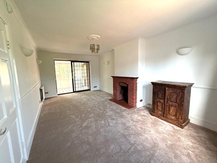 4 Bedroom Semi-Detached House To Rent In Ashford Road, Iver Heath, SL0