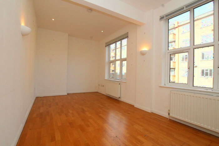 2 Bedroom Flat To Rent In Lighthouse Apartments, Commercial Road, London, E1