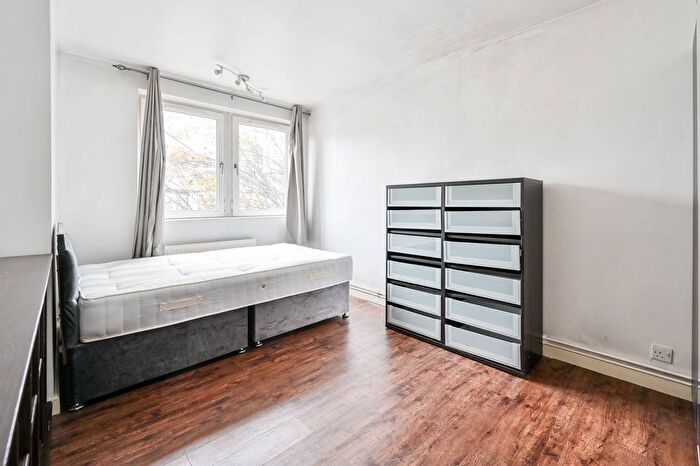 3 Bedroom Flat To Rent In Madron Street, Elephant And Castle, London, SE17