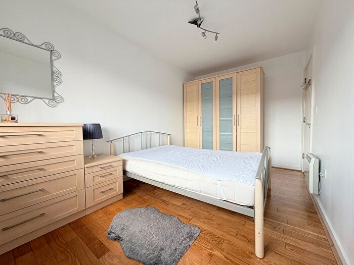 2 Bedroom Flat To Rent In Honeypot Lane, Stanmore, HA7