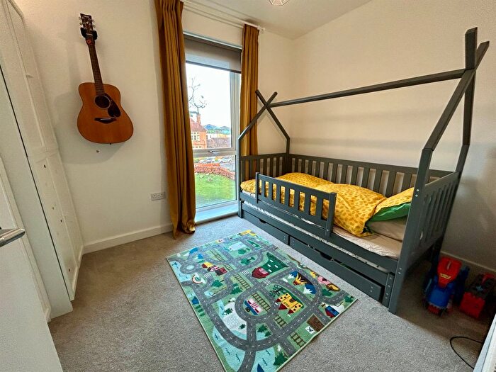 2 Bedroom Flat For Sale In Jackdaw Close, Romford, RM3