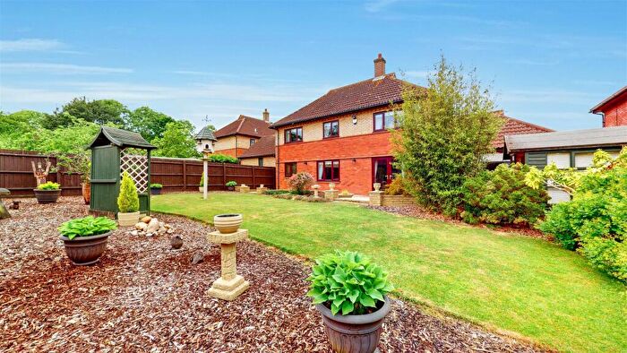 4 Bedroom Detached House For Sale In Oakley Gardens, Downhead Park, Milton Keynes, MK15