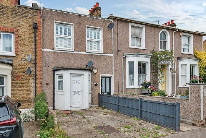 2 Bedroom Flat For Sale In Faversham Road, Catford, London, SE6