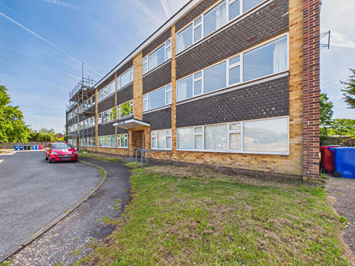 2 Bedroom Flat For Sale In Hunters Court, RG5