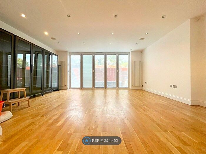 4 Bedroom Detached House To Rent In Kenilworth Road, Edgware, HA8