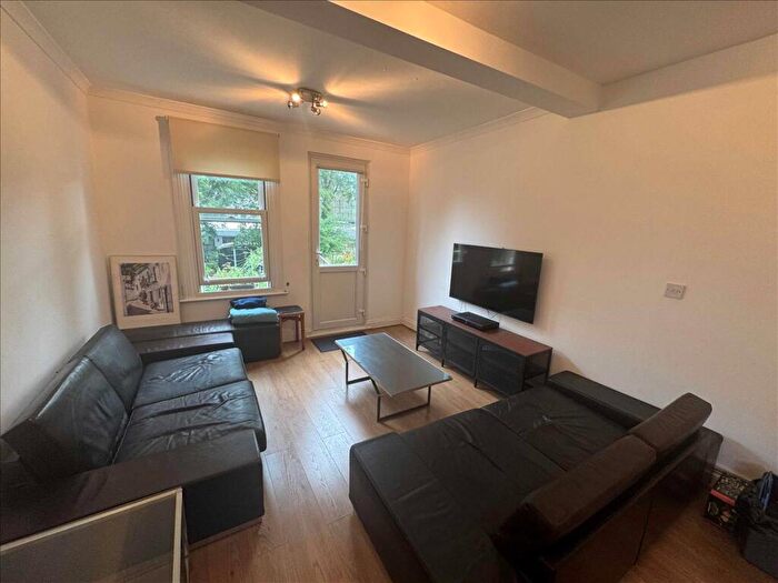 2 Bedroom Flat To Rent In Blenheim Gardens, London, NW2