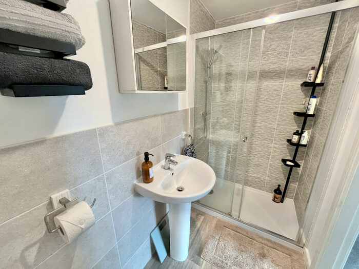 3 Bedroom End Of Terrace House For Sale In Duncan Drive, GL15