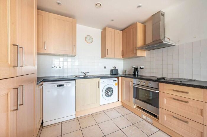 2 Bedroom Flat To Rent In Apollo Court, Stratford, London, E15