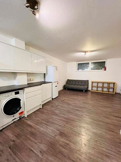 4 Bedroom Flat To Rent In Blondin Street, Bow, Fish Island, Mile End, London, E3