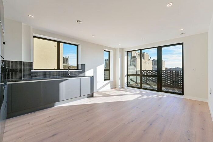 2 Bedroom Flat To Rent In Middle Road, London, W7