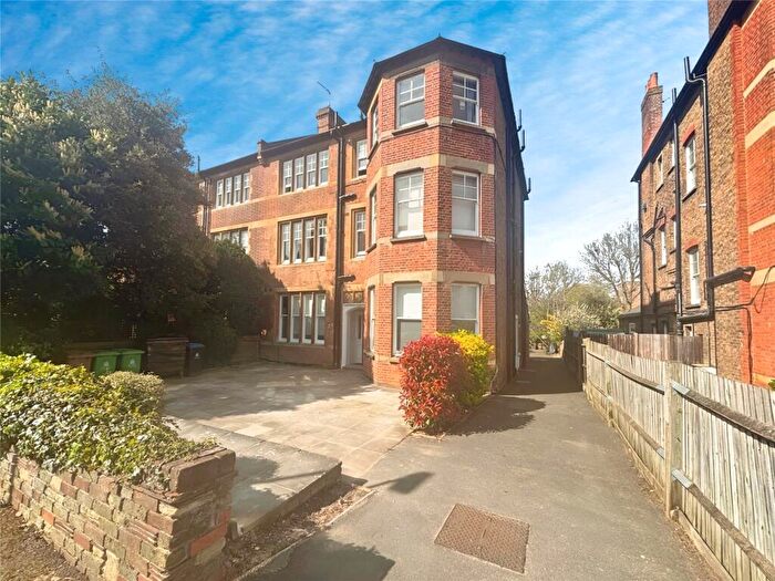 1 Bedroom Flat For Sale In Adelaide Road, Surbiton, KT6