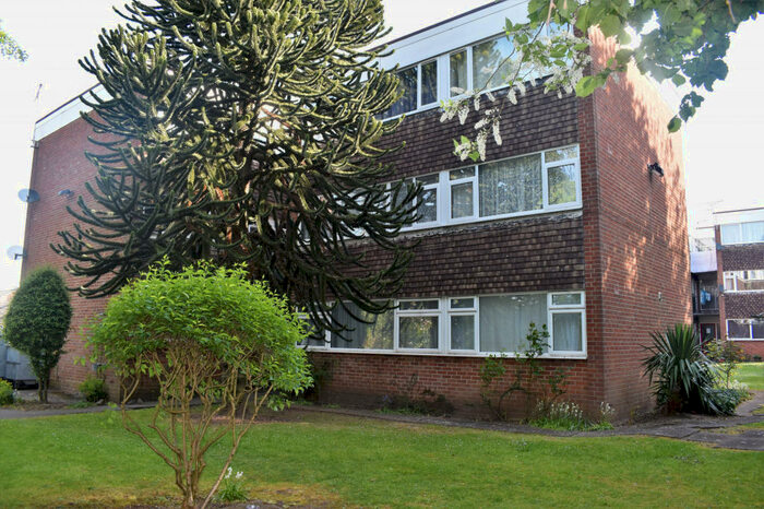 2 Bedroom Flat To Rent In Colina Close, Coventry, West Midlands, CV3