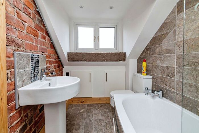 1 Bedroom Flat For Sale In Bridge Street, Saxilby, Lincoln, LN1