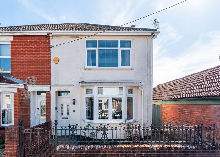 3 Bedroom Semi-Detached House For Sale In Chamberlayne Road, Netley Abbey, SO31
