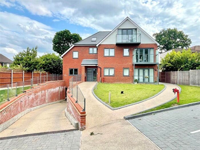 2 Bedroom Flat To Rent In The Causeway, Potters Bar, Hertfordshire, EN6