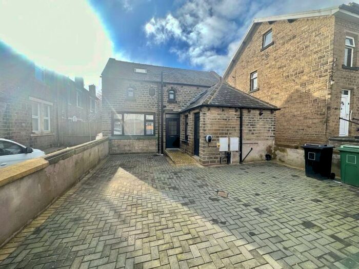 2 Bedroom Detached Bungalow To Rent In Skipton Avenue, Huddersfield, HD2