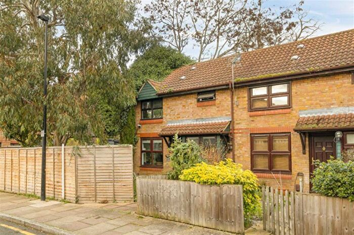 1 Bedroom End Of Terrace House For Sale In Coopers Close, Stepney Green, E1