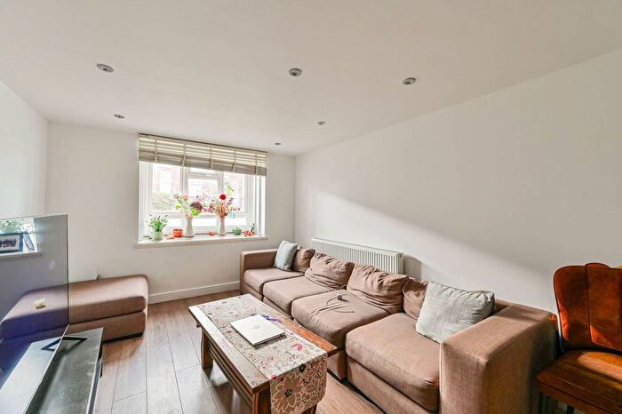 2 Bedroom Flat For Sale In Smallwood Road, Tooting Broadway, London, SW17