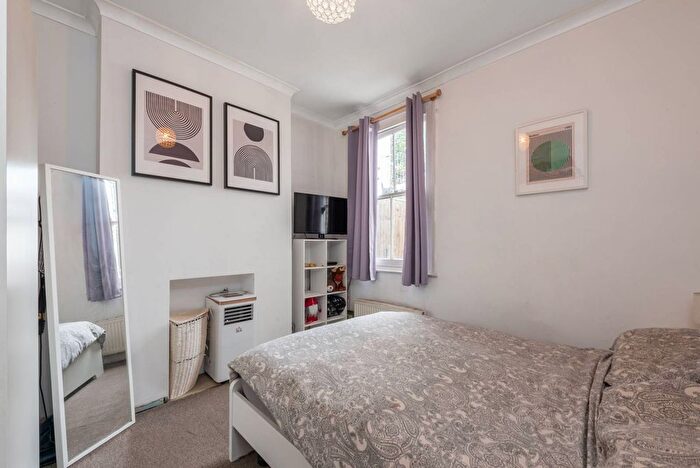 1 Bedroom Flat For Sale In Oak Grove, Cricklewood, London, NW2