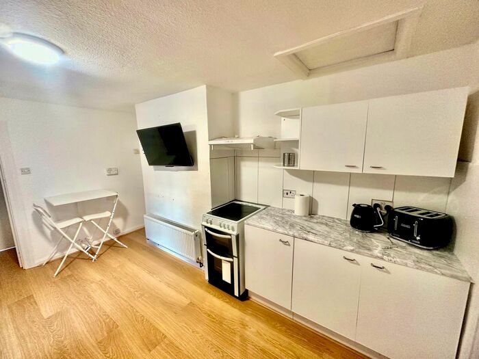 2 Bedroom Flat To Rent In Blagdon Road, London, SE13