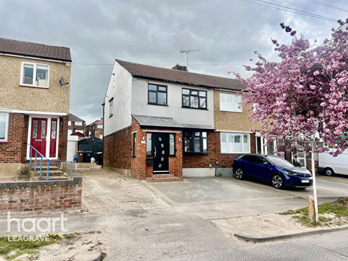 3 Bedroom Semi-Detached House For Sale In Pennine Avenue, Luton, LU3