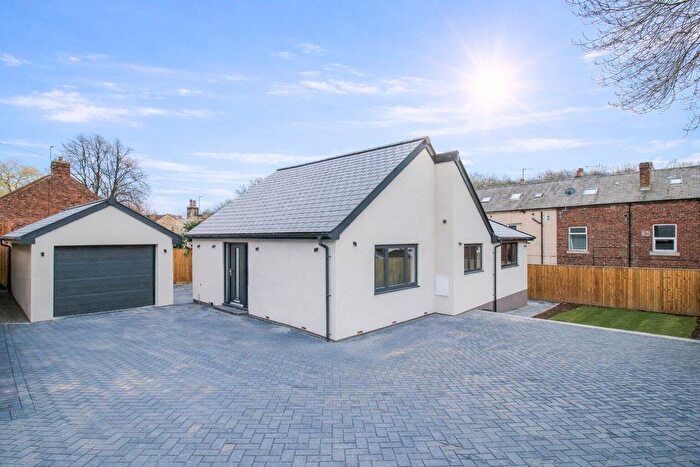 3 Bedroom Detached Bungalow For Sale In School Hill, Newmillerdam, Wakefield, WF2