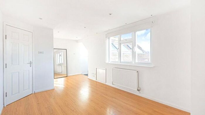 1 Bedroom Flat To Rent In Chigwell Road, London, E18