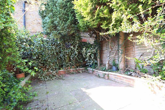 1 Bedroom Flat To Rent In Piper Road, Piper Road, KT1