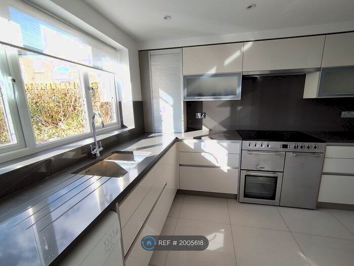 1 Bedroom Flat To Rent In South Morgan Pl (Wellington St), Cardiff, CF11