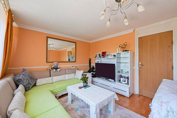 4 Bedroom Flat For Sale In The Sandlings, , Wood Green, London, N22