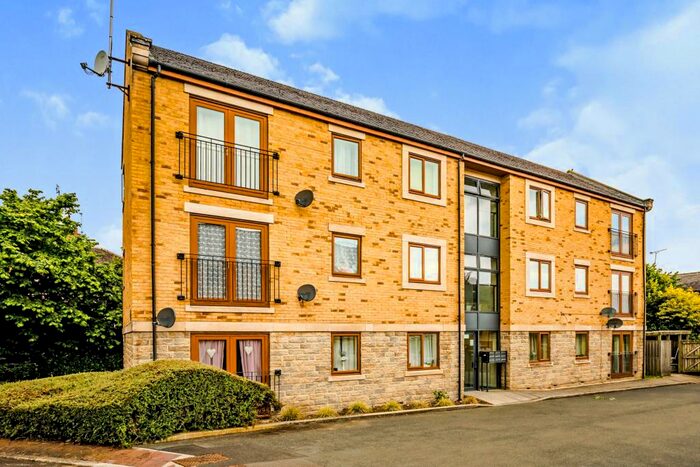 2 Bedroom Apartment To Rent In Greenlea Court, Huddersfield, HD5
