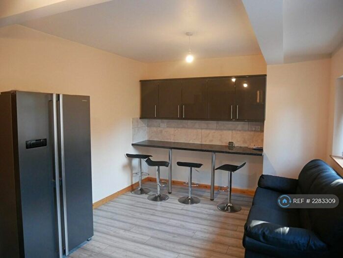 4 Bedroom Semi-Detached House To Rent In Gainsborough Road, Leicester, LE2