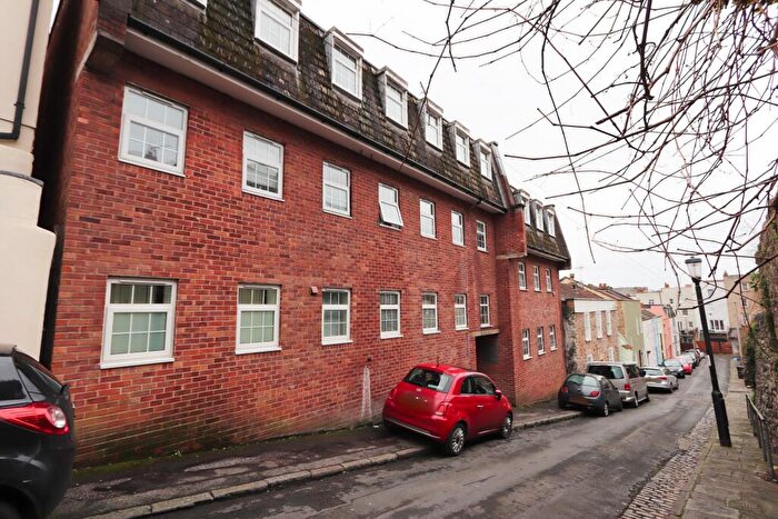 3 Bedroom Flat To Rent In Richmond Court, Richmond Dale, Bristol, BS8