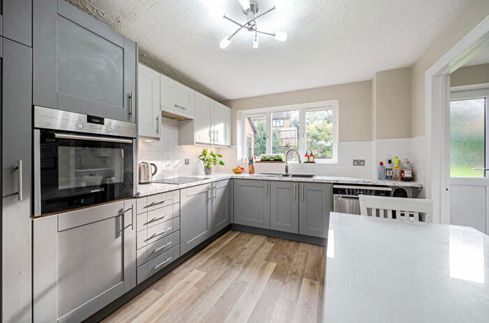 4 Bedroom Detached House For Sale In Throgmorton Road, Yateley, Hampshire, GU46
