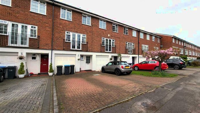 4 Bedroom House To Rent In The Ridgeway, Enfield, EN2