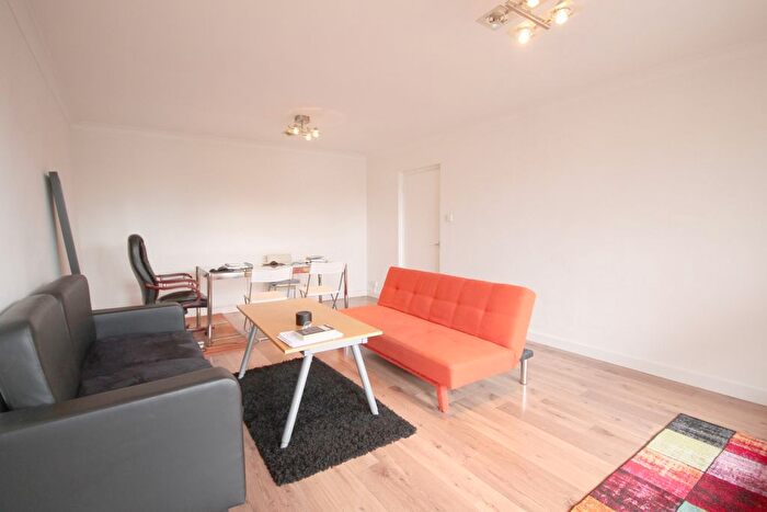 3 Bedroom Flat To Rent In Julian Court, Camden Road, Camden Town, NW1