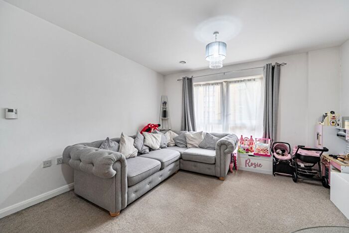 2 Bedroom Flat For Sale In Station Road, Rochester, ME2