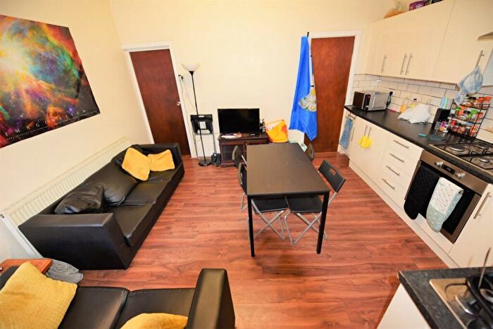 5 Bedroom House To Rent In Ashville Grove, LS6