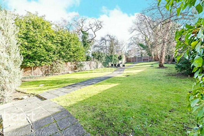 1 Bedroom Apartment For Sale In Underhill Road, East Dulwich, London, SE22