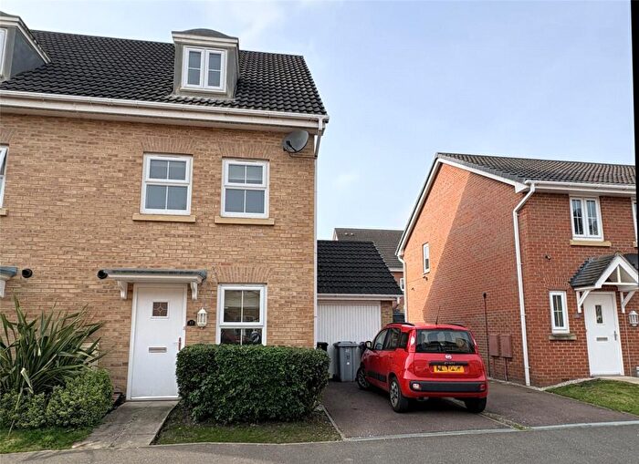 4 Bedroom Semi Detached House To Rent In Coles Way, Grantham, Lincolnshire, NG31