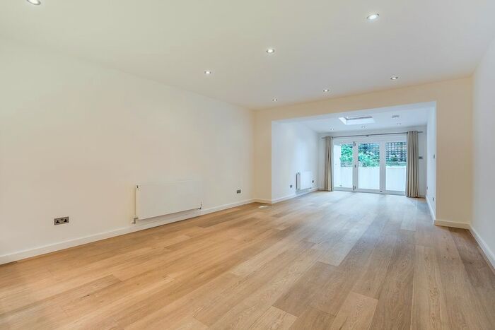 3 Bedroom Flat To Rent In Gledhow Gardens, South Kensington, London, SW5
