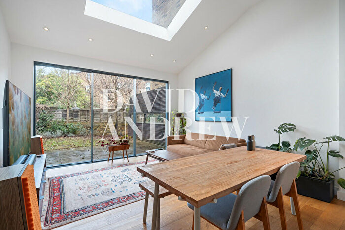 3 Bedroom Flat To Rent In Gloucester Drive, N4