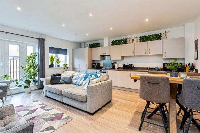 2 Bedroom Flat For Sale In Capon Park, Faygate, Horsham, West Sussex, RH12