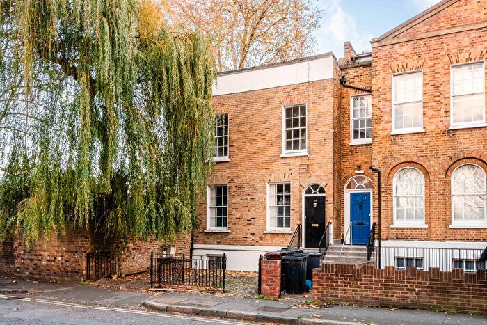 3 Bedroom Flat For Sale In Queensbridge Road, E8