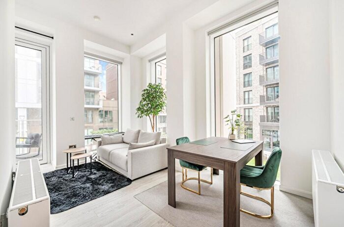 1 Bedroom Apartment For Sale In Cendal Crescent, London, E1