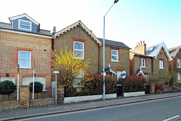 3 Bedroom Flat To Rent In Fairfield South, Kingston Upon Thames, KT1